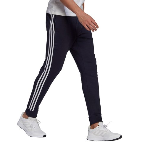 Spodnie męskie adidas Essentials Fleece Tapered Cuff 3-Band Pants granatowe GK8823 Spodnie męskie adidas Essentials Fleece Tapered Cuff 3-Band Pants granatowe GK8823