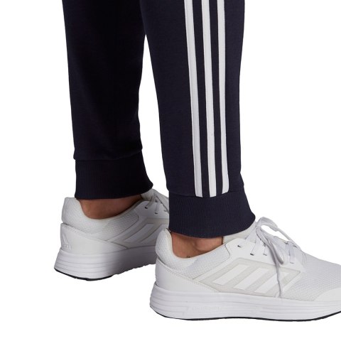 Spodnie męskie adidas Essentials Fleece Tapered Cuff 3-Band Pants granatowe GK8823 Spodnie męskie adidas Essentials Fleece Tapered Cuff 3-Band Pants granatowe GK8823