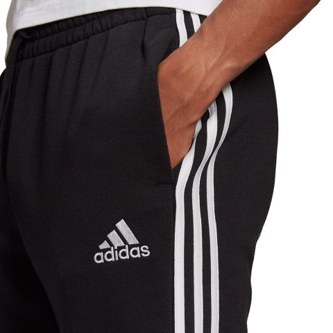 Spodnie męskie adidas Essentials Fleece czarne GK8821 Spodnie męskie adidas Essentials Fleece czarne GK8821