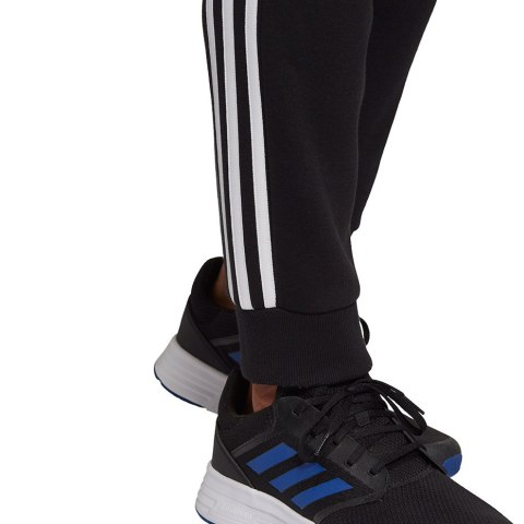 Spodnie męskie adidas Essentials Fleece czarne GK8821 Spodnie męskie adidas Essentials Fleece czarne GK8821