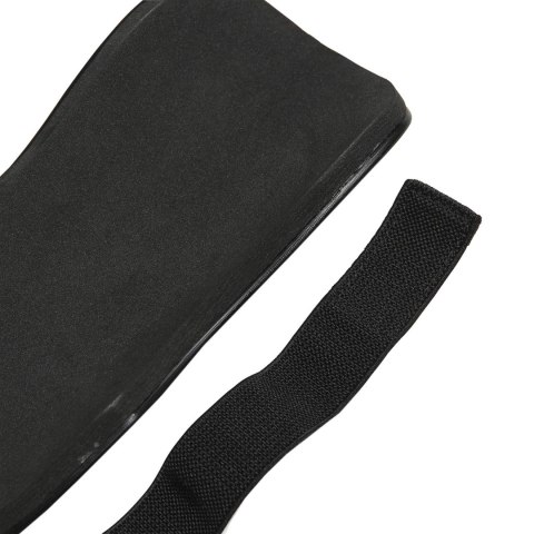 Ochraniacze piłkarskie adidas Tiro Club Shin Guards czarno-białe HN5601 Ochraniacze piłkarskie adidas Tiro Club Shin Guards czarno-białe HN5601