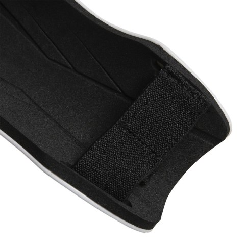 Ochraniacze piłkarskie adidas Tiro Training SG biało-czarne HN5605 Ochraniacze piłkarskie adidas Tiro Training SG biało-czarne HN5605