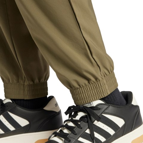 Spodnie męskie adidas Essentials Small Logo Cargo oliwkowe JD1824 Spodnie męskie adidas Essentials Small Logo Cargo oliwkowe JD1824